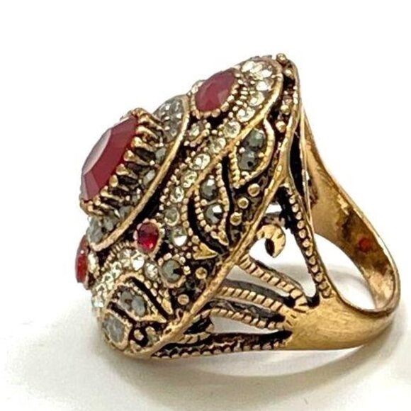 HUGE cocktail costume ring with faux ruby - Picture 4 of 4